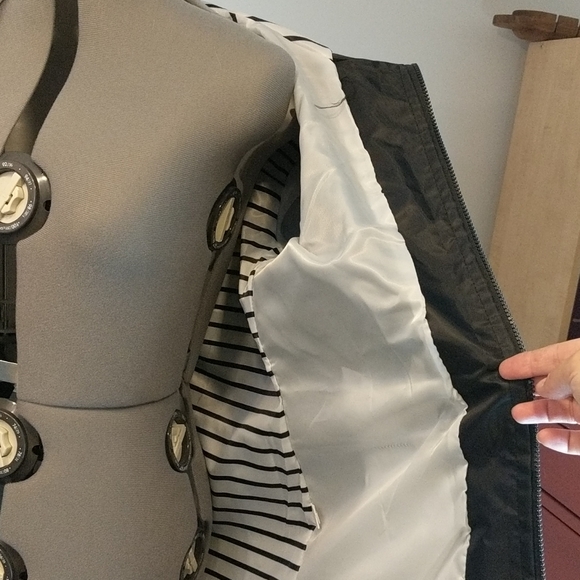 Probably-keeps-water-off jacket - Picture 4 of 5